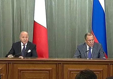 وزير الخارجية الفرنسي لوران فابيوس ونظيره الروسي سيرجي لافروف